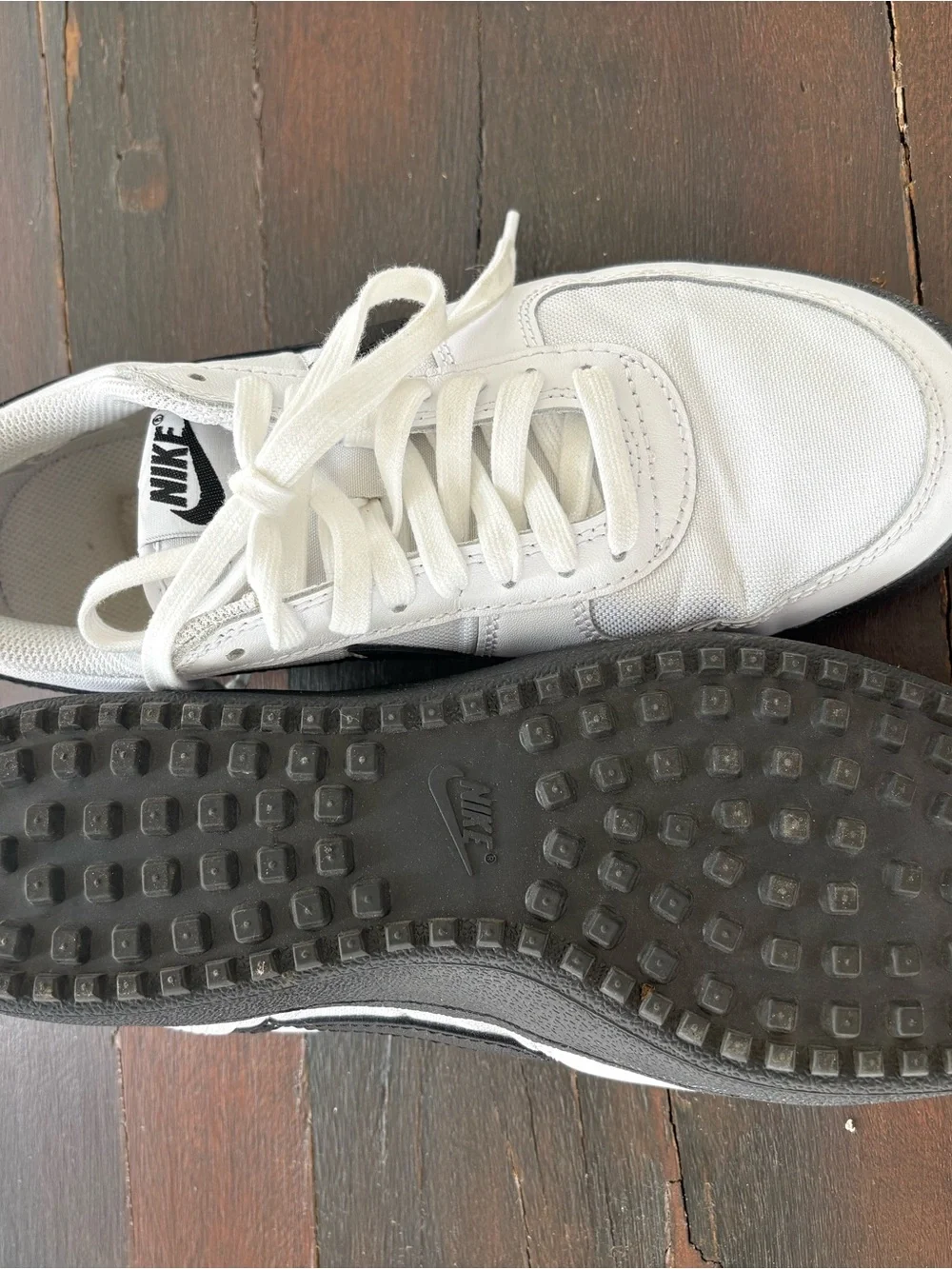 Nike White & Black Low-Top Skate Sneakers golf